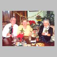 111-1082 Julianne Staudinger (rechts), geb. Steimmig vom Gut Augken bei Wehlau Silvester 2001.jpg